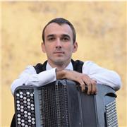 Insegnante di pianoforte è fisarmonica fatto biegnio, laurea la diploma a istitute musicale al Peri (Reggio Emillia)